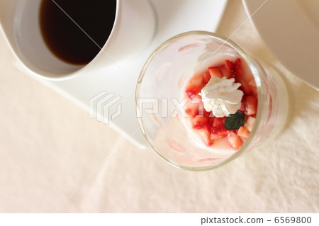 草莓奶油布丁 6569800