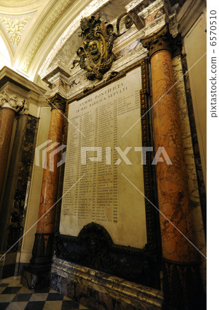 Pope's monument to the past 6570510