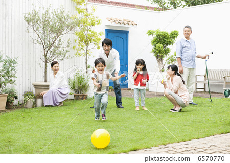 三代家庭在花園裡玩 三代家庭在花園裡玩 6570770