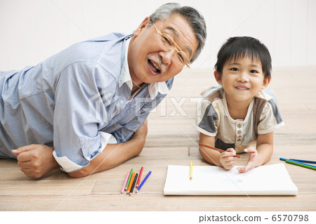 A boy painting with my grandfather in the living room 6570798