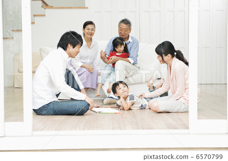 三代家庭在客廳放鬆 6570799