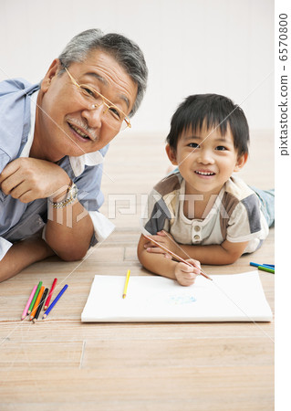 一個男孩與我的祖父在客廳裡畫畫 6570800