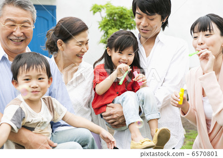 使用與肥皂泡的三世代家庭在庭院裡 6570801