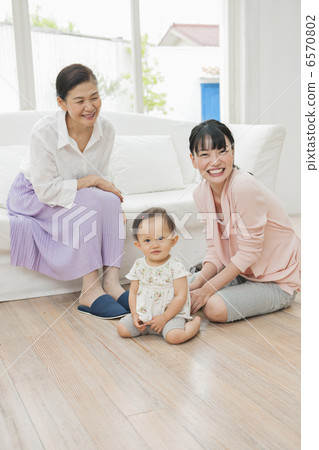 祖母和母親和女兒坐沙發在客廳 6570802