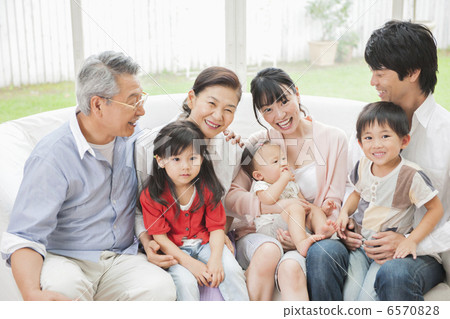 三代家庭坐沙發在客廳 6570828