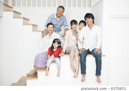 三代家庭坐檯階畫象 三代家庭坐檯階畫象 6570851