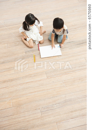 畫在客廳的男孩和女孩 6570860