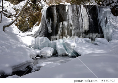 Tsuruzawa immobile waterfall in winter 6570898