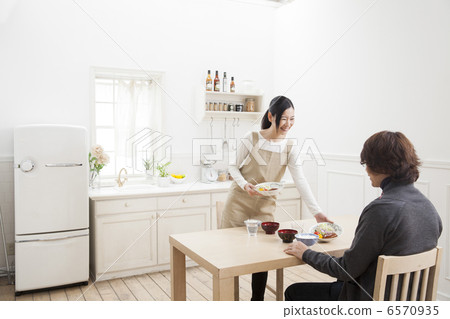 一對夫婦吃早餐 6570935