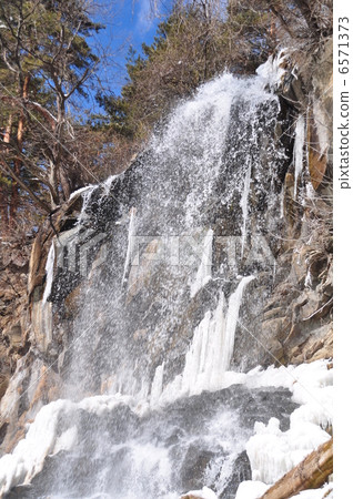 Winter maiden waterfall Winter maiden waterfall 6571373