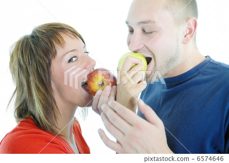 healthy couple with apple 6574646