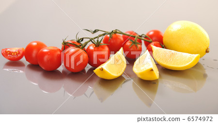 tomato and lemon 6574972