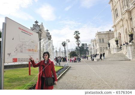 woman visit ancient istambul in turkey 6576304