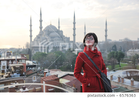 woman visit ancient istambul in turkey woman visit ancient istambul in turkey 6576363