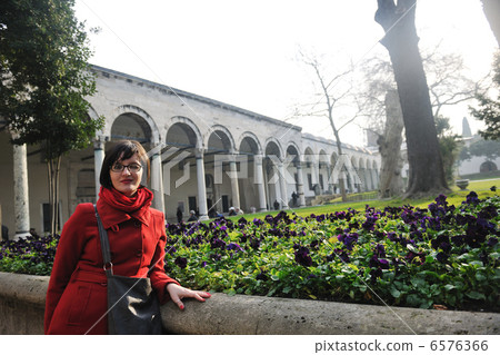 woman visit ancient istambul in turkey woman visit ancient istambul in turkey 6576366