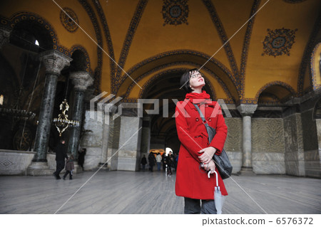 woman visit ancient istambul in turkey 6576372
