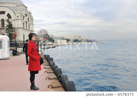 woman visit ancient istambul in turkey 6576375