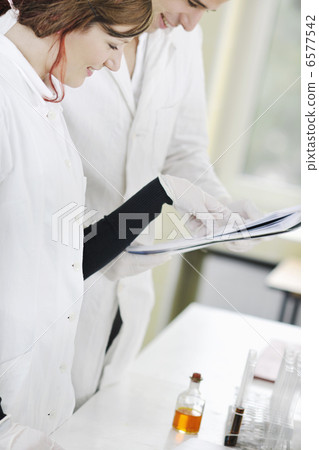 students couple in lab 6577542
