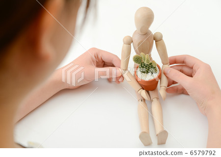 婦女和繪圖娃娃和觀賞植物 婦女和繪圖娃娃和觀賞植物 6579792