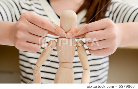 A female image that narrows the neck A female image that narrows the neck 6579803