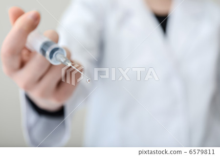 與註射器的醫生圖像 6579811