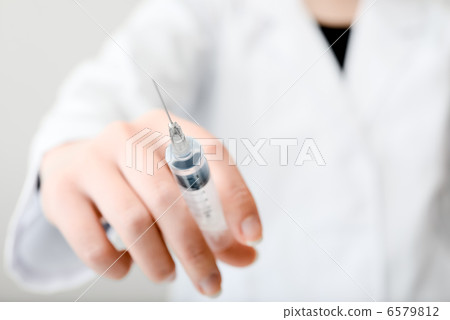 與註射器的醫生圖像 6579812