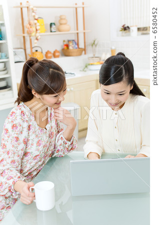Women who use personal computers 6580452