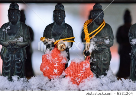 Amulet and small Kannon statue 6581204