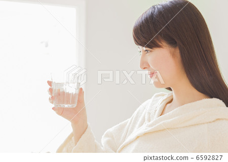 一個女人喝水 一個女人喝水 6592827