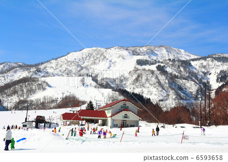 Ski resort of fine weather 6593658