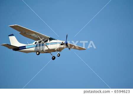 賽斯納機器在高知龍馬機場靜靜地降落在藍天上 6594623