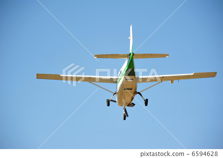 賽斯納機器在高知龍馬機場靜靜地降落在藍天上 6594628