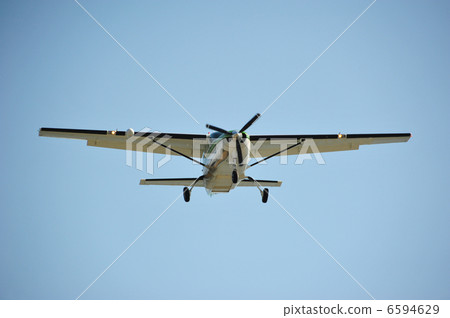 賽斯納機器在高知龍馬機場靜靜地降落在藍天上 6594629