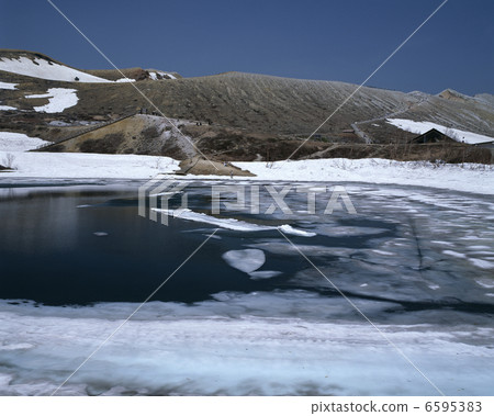 Remnant snow arc 6595383