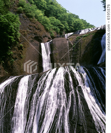 新鮮的綠色Fukuroda瀑布 6595876