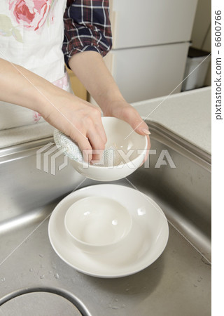 Women's hands to wash 6600766
