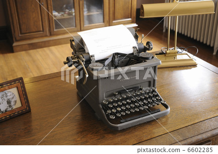 Old typewriter 6602285
