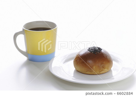 Milk and coffee on the table 6602884