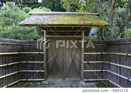 日本房子的門和竹籬芭 6603376