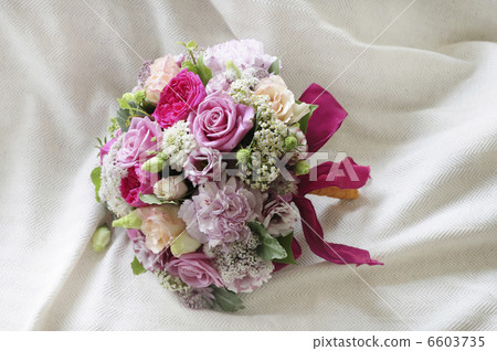 Up arrangement of flowers and ribbon 6603735