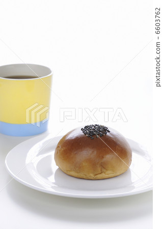 牛奶和咖啡在桌子上 6603762