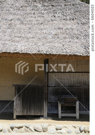 Thatched roof 6604085