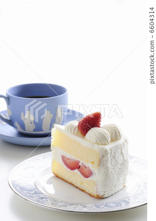 短的蛋糕和咖啡在桌上 6604314