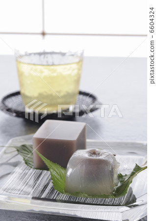 Frozen tea, kuzumochi and water juice 6604324