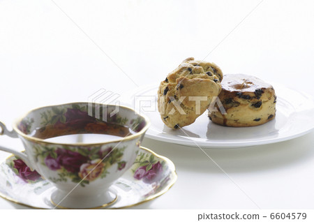 烤餅和茶在桌子上 6604579