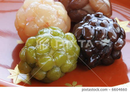 漆器上的日本甜點Kanoko 6604660