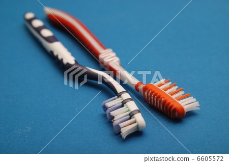 toothbrush 6605572