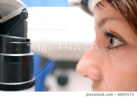patient at oculist 6605573