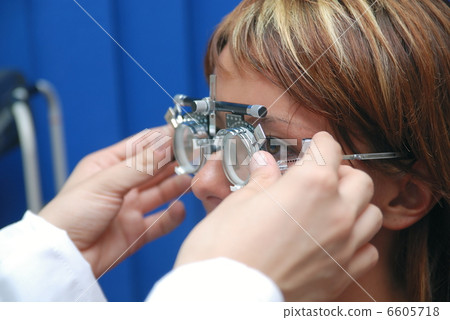 patient at oculist patient at oculist 6605718