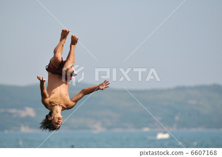 boy jump sea 6607168